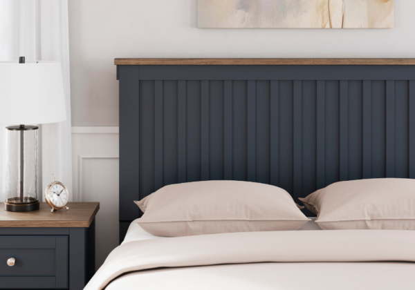 Landocken Queen Panel Bed Set - Image 2