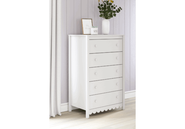 Hallityn White Five Drawer Chest - Image 3